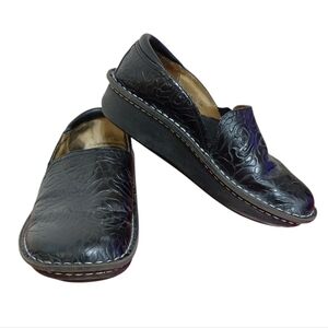 ALEGRIA Debra Black Leather Rose Embossed Slip on Comfort Shoes Size 8